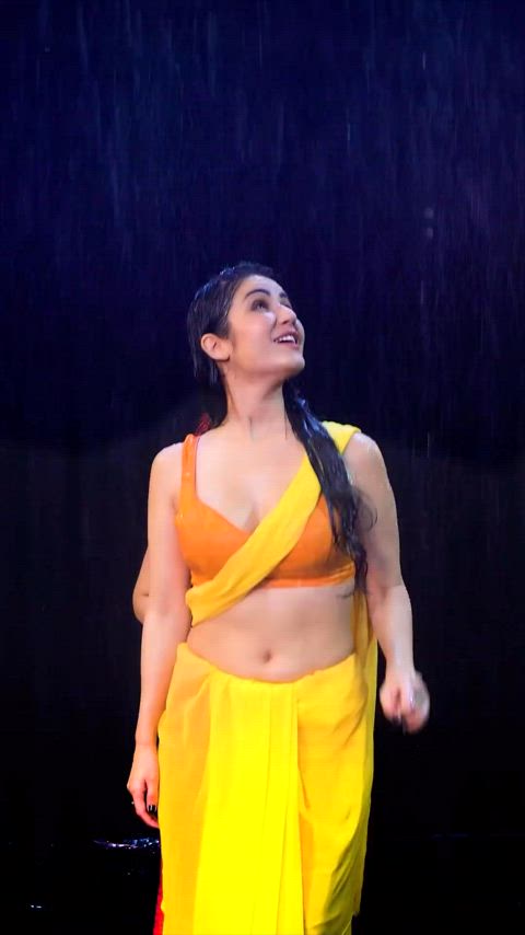 Amy Aela wet navel in yellow saree