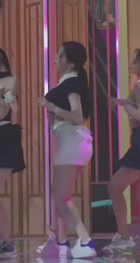 korean celebrity skirt gif