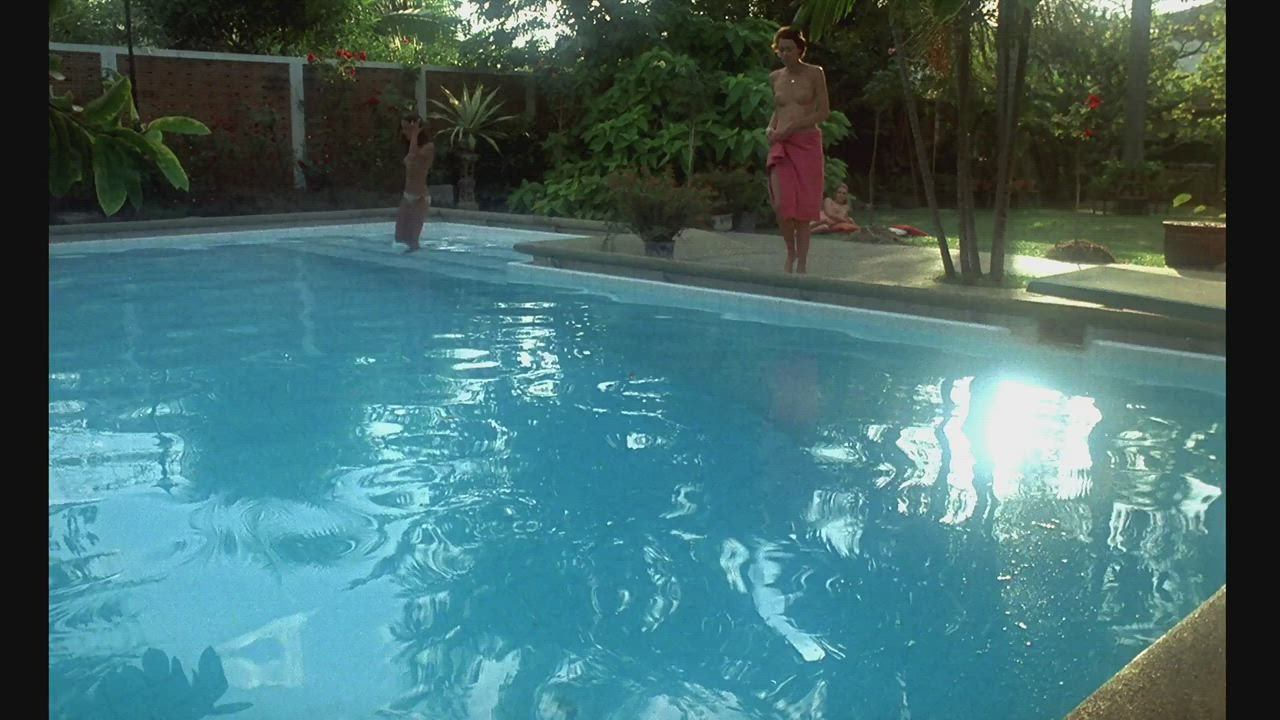 Dans la piscine, sous l'eau (Sylvia Kristel - Emmanuelle (FR1974))