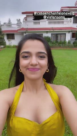 Ahsaas channa in yellow dress (video)