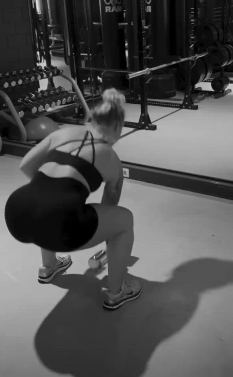 ass public workout thick-booty gif