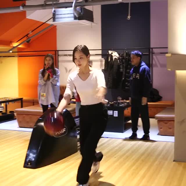 [MOMOLAND] Yeonwoo Bowling #9