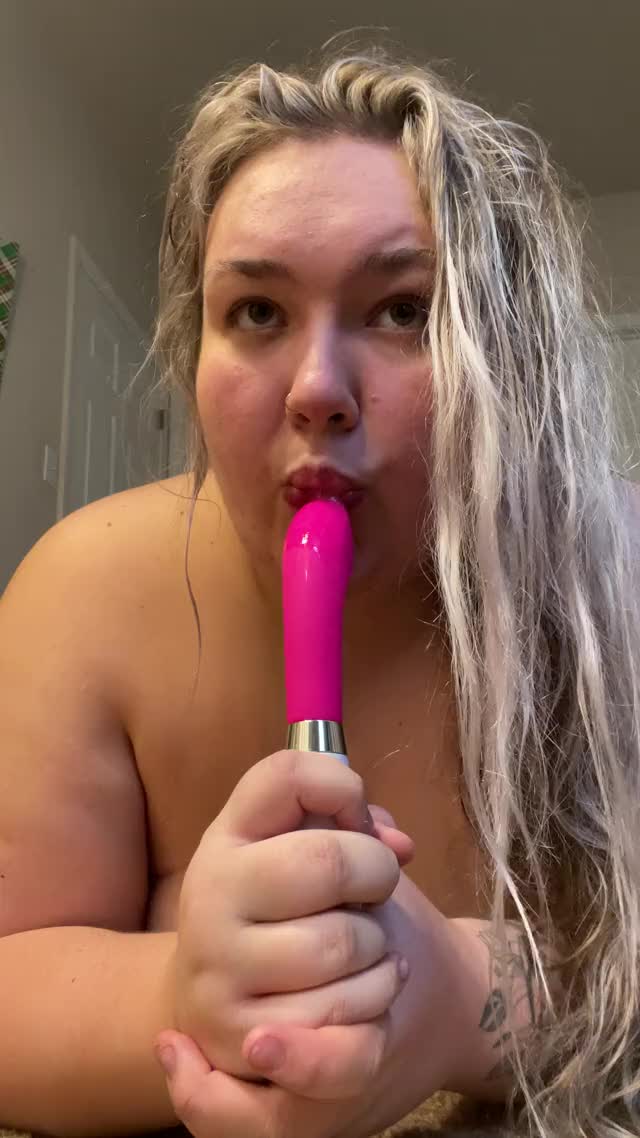 Want to come replace this dildo with your dick instead? ?
