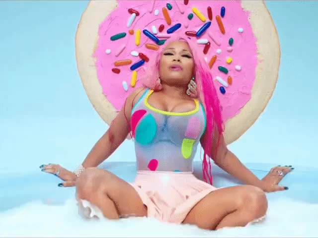 Nicki Minaj thrusting pussy