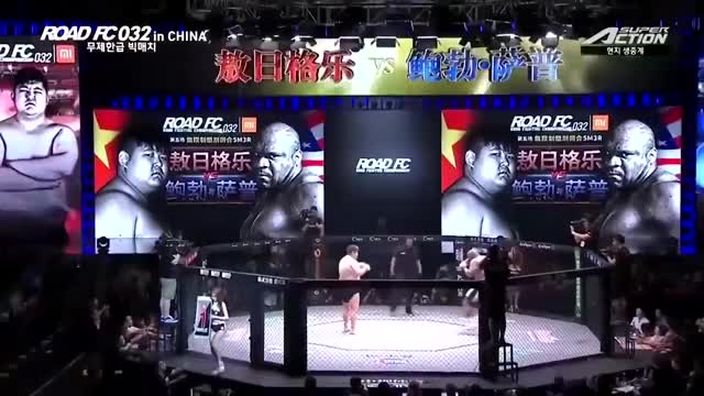 Aorigele dances for Bob Sapp (ROAD FC)