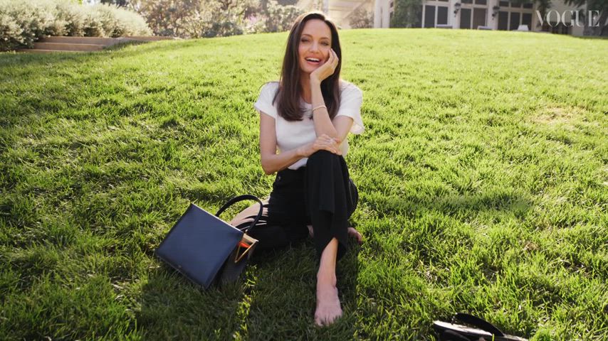 [Angelina Jolie] If anyone's wondering what a million dollars smile looks like