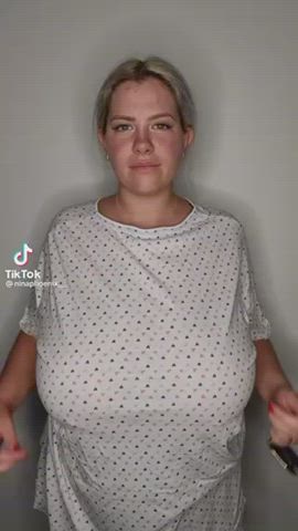 big tits busty huge tits jiggling t-shirt tiktok tik-tok twerking gif