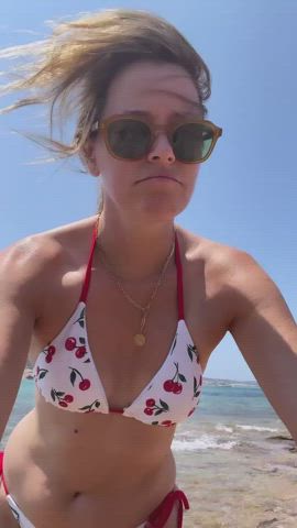 bikini elizabeth banks small tits gif