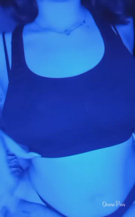 I want you to cover my titties with your cum ??