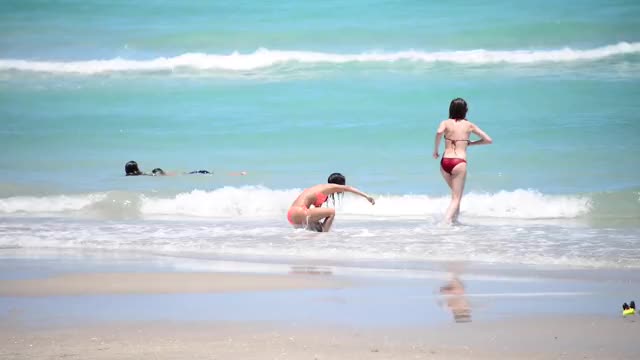 Victoria Justice - (05.05.16) Makes a splash in Fort Lauderdale