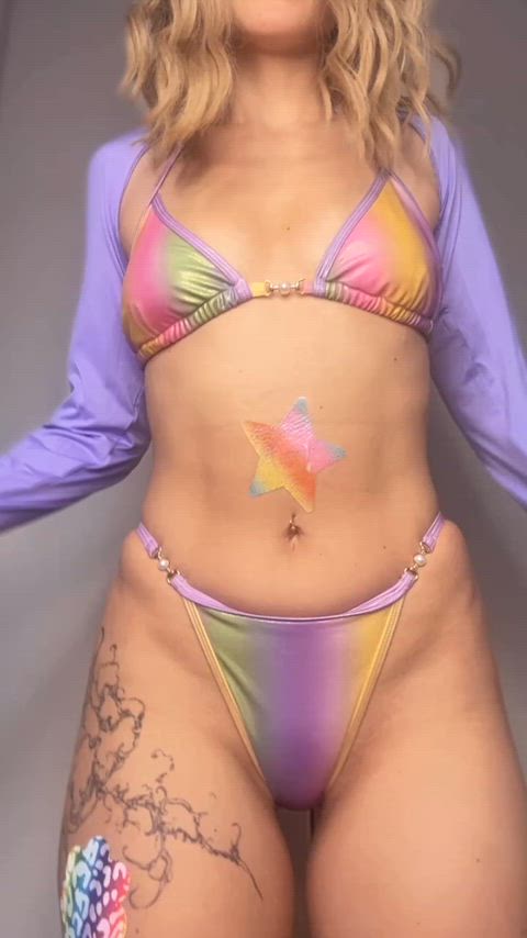 😻🩷 5‘1 cutie in rainbow bikini 💕