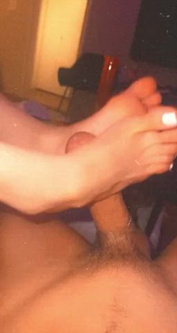 her feet are so fucking tiny 😫💦