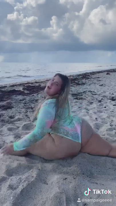 Pawg beach twerk