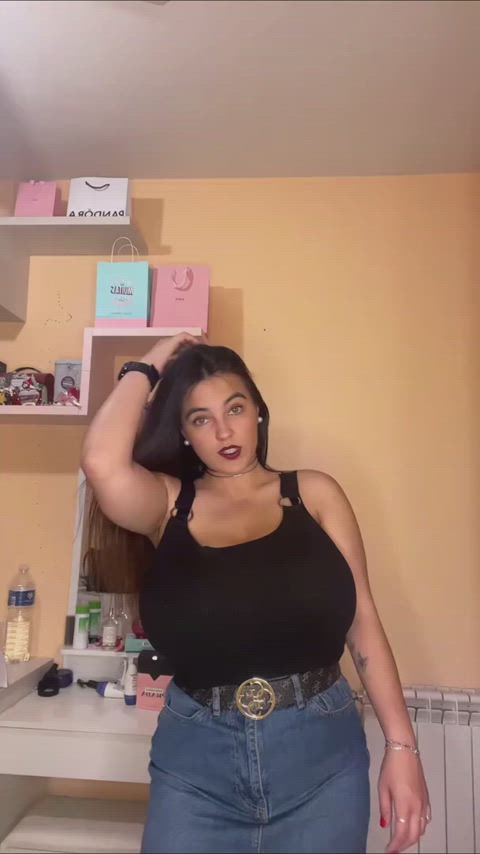 busty cleavage huge tits curvy-chicks gif