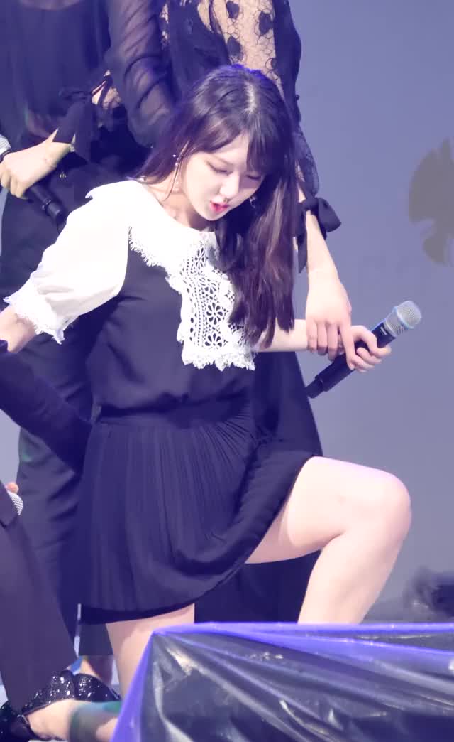 180919 여자친구 예린 (GFRIEND Yerin) Thigh Jiggle 4