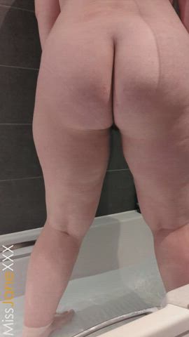 peeing in the bath [f]34