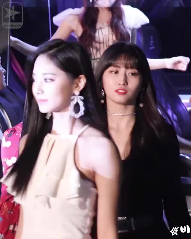 TWICE 181106 Momo @ MGA Red Carpet by 비몽