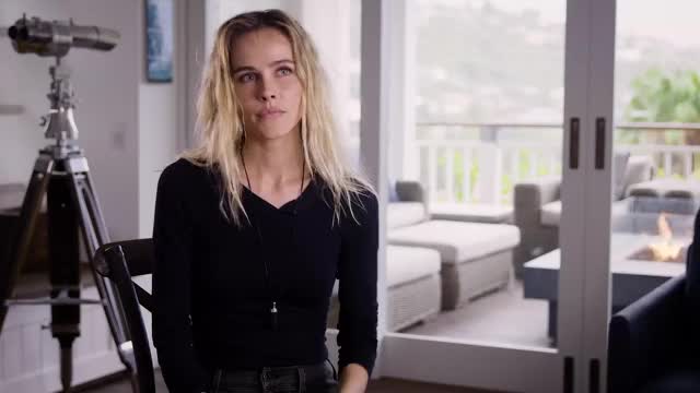 Isabel Lucas gif