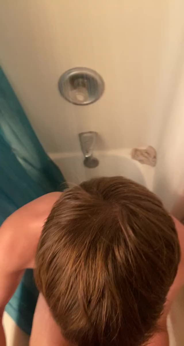 Twink sucking his daddi in shower