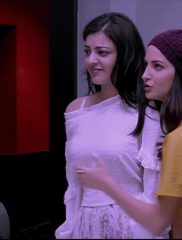 Kajal boob squeezed by elli