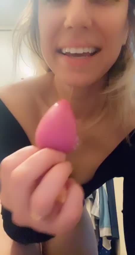 Watch her slide in her pink butt plug