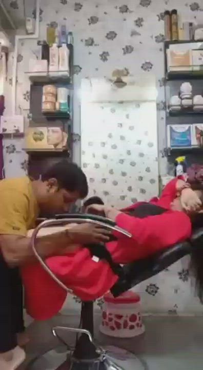 SALOON WALI KO HI PATAK K PEL DIYA