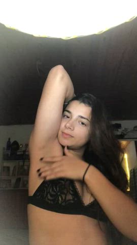 My armpits are begging for your attention😌👅