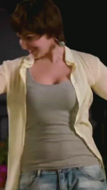 Captain Mommy Anushka Sharma's bouncing boobies