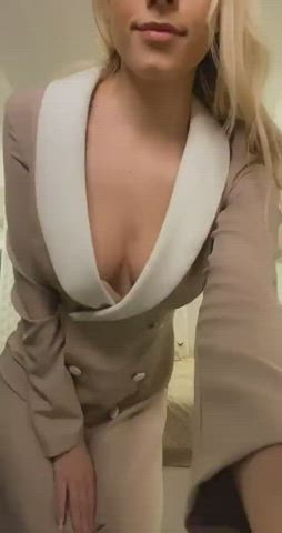 Ekaterina Novikova stripping