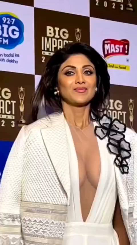 Milf Shilpa Shetty is the perfect tease even at this age!