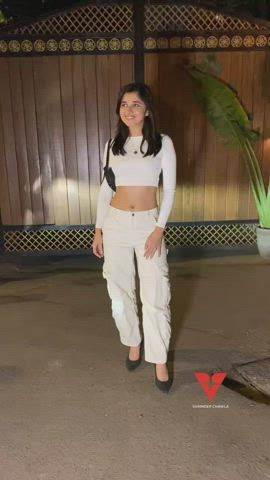 Kanika Mann flaunting hee smooth navel in tiny crop top