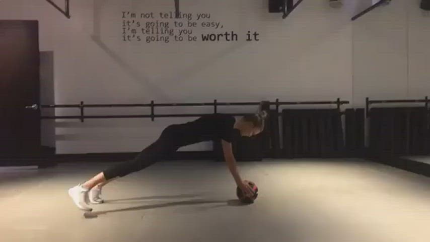 karlie kloss yoga yoga pants gif