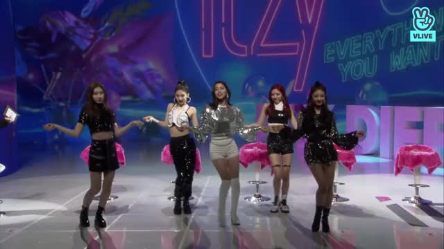 V LIVE - ITZY THE 1ST SINGLE -IT'z Different- LIVE PREMIERE 4