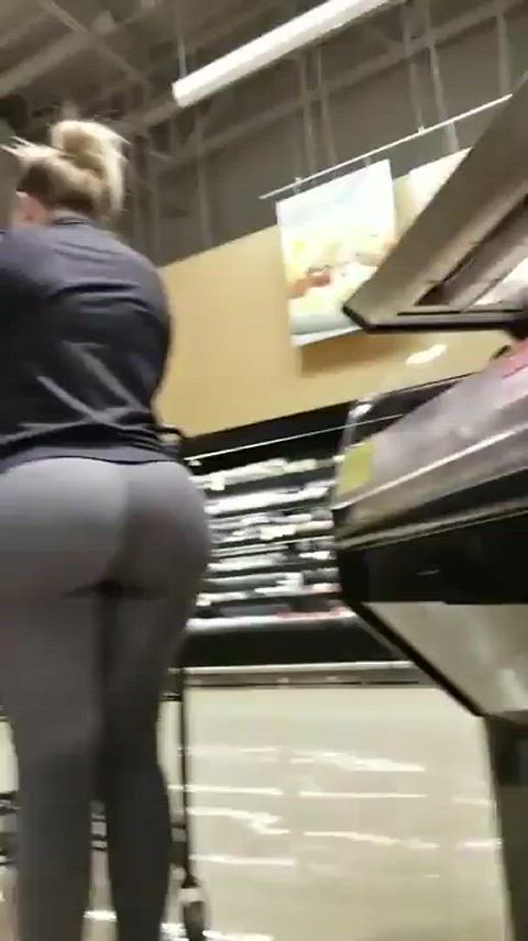 amateur big ass booty candid leggings milf pawg public thick walking gif