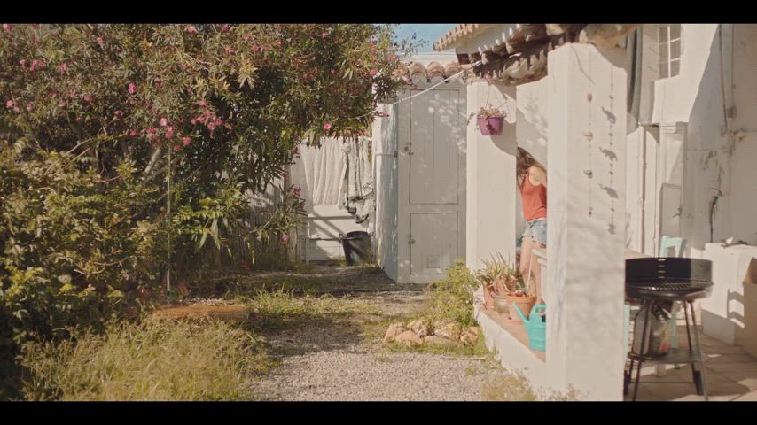 Alicia Lorente - La corriente (ES2023) - outdoor shower