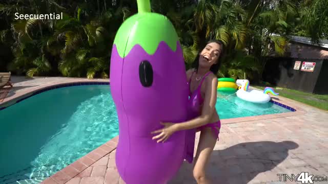 [Tiny4K] Harmony Wonders - Poolside Dildo