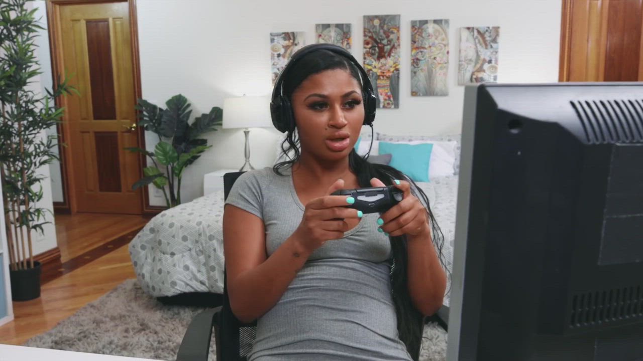 I really enjoy watching my gf play video games