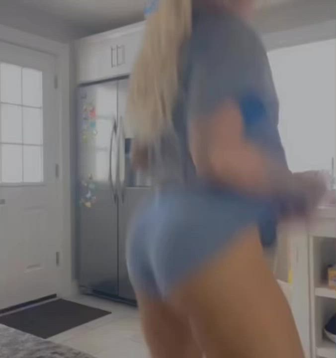 Blonde thot twerking (with slow mo)