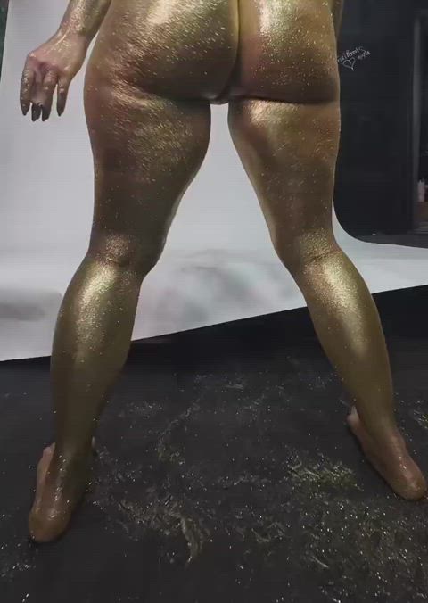 Jada twerks her huge golden naked ass