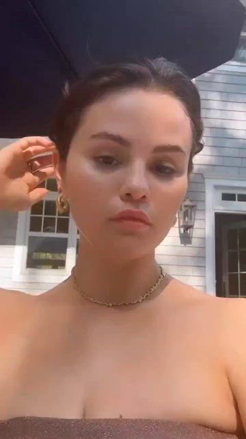 actress big tits celebrity cleavage natural tits selena gomez gif