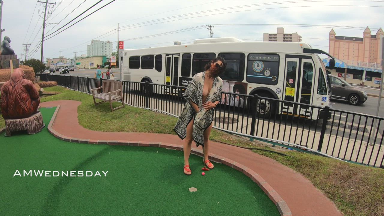 Flashing mini golf with an audience