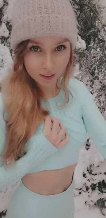 Come join me in this winter wonderland? 😍 (F, 19)