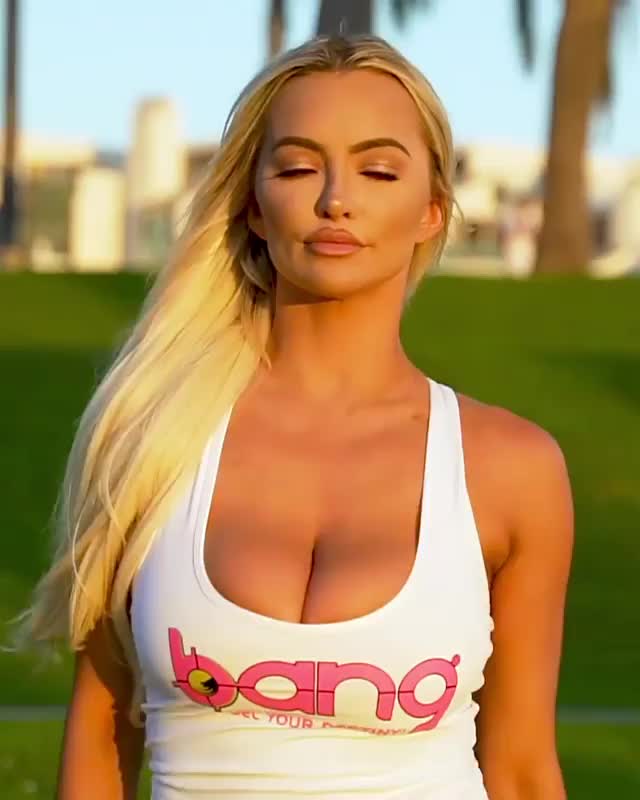 lindsey pelas