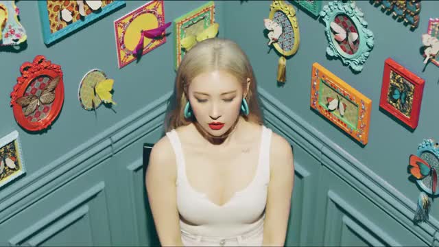 선미(SUNMI) - 날라리(LALALAY) White Tank Top