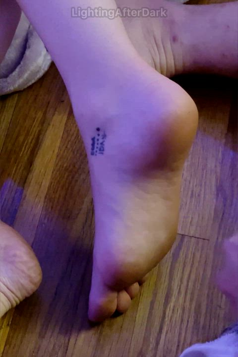 [OC] cumming on her feet full videos available