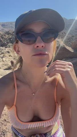 blonde celebrity cleavage kate hudson natural tits small tits gif