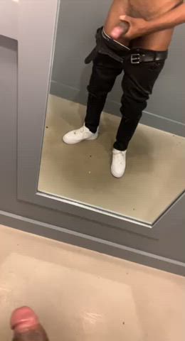 Would you let your manager fuck you in the fitting room? 😏