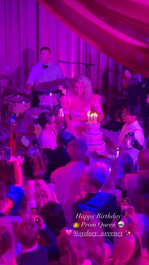 actress big tits blonde celebrity cleavage legs natural tits sydney sweeney gif