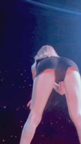 Taylor swift , bends over