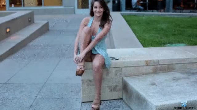 Kimmy Granger flashes multiple times in public [GIF]